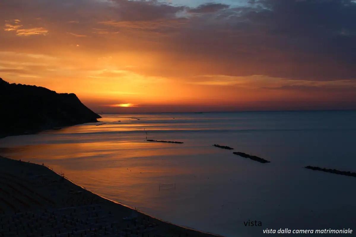 Tramonto In Baia Leilighet Pesaro Eksteriør bilde